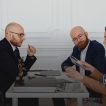Hombre clonado en una reunión de oficina, demostrando un efecto de duplicación de personas en una fotografía profesional.