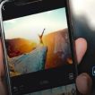 Mano sosteniendo un iPhone para aplicar filtros y efectos a varias fotos a la vez