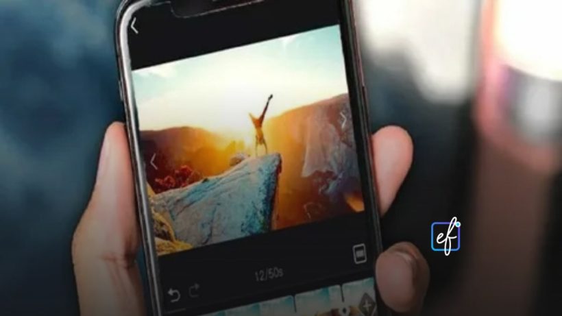 Mano sosteniendo un iPhone para aplicar filtros y efectos a varias fotos a la vez